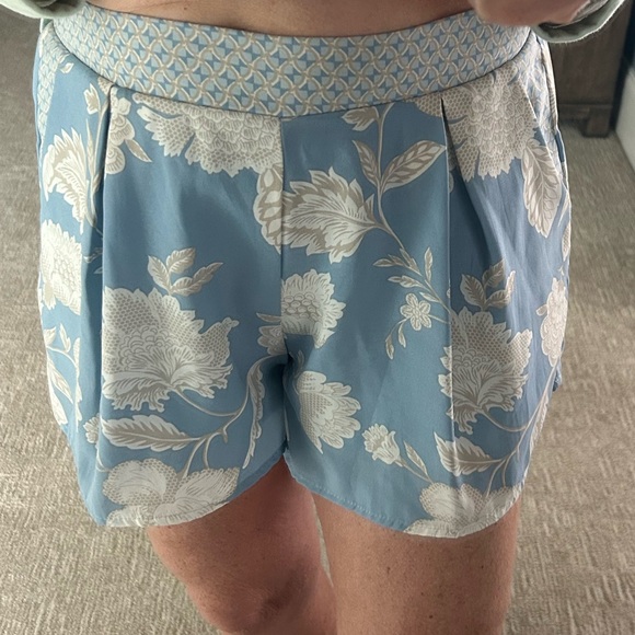 Francesca’s Collection Boutique Alya Blue/Tan Floral Print Shorts Size Medium - Picture 10 of 12